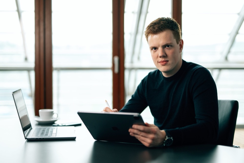 Moritz Beck bei der Arbeit im Büro