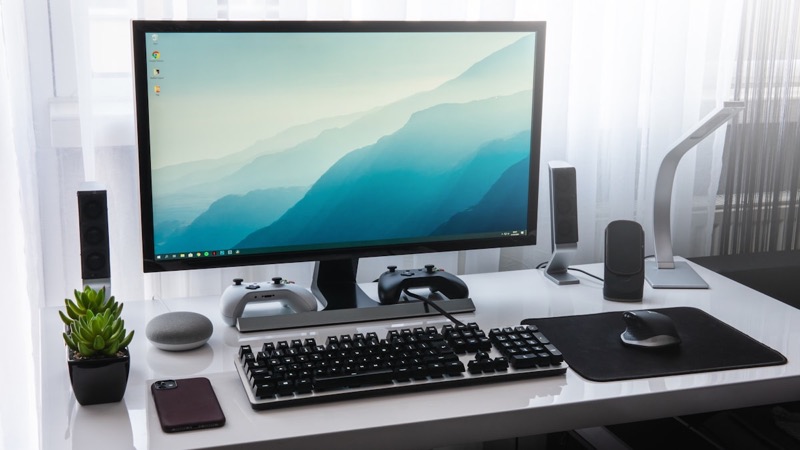 Arbeitsplatz mit Monitor und Tastatur