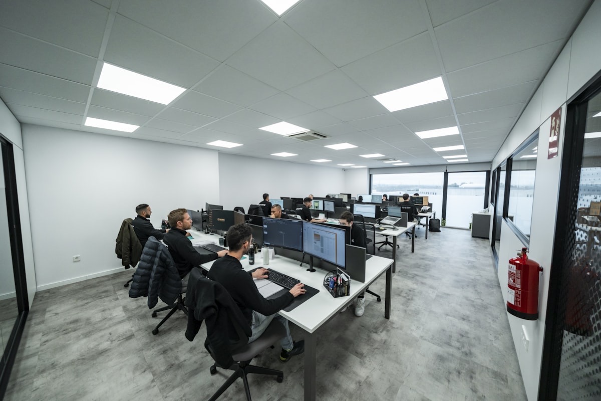Entwicklerteam bei der Arbeit im Büro