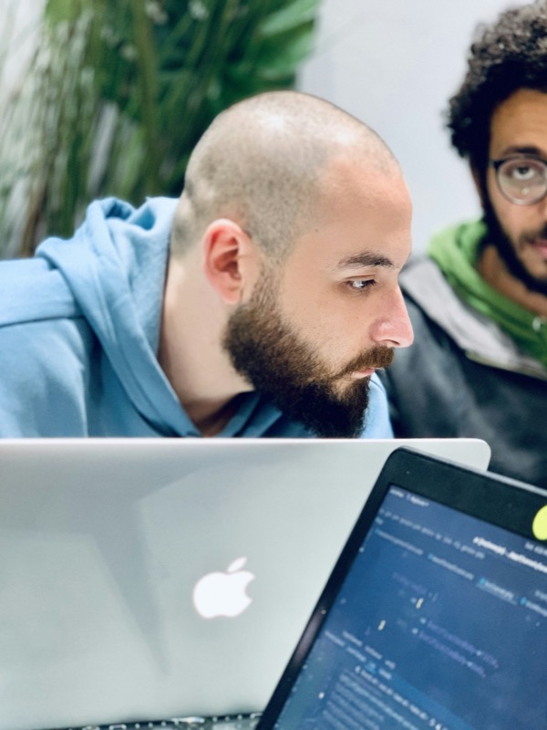 Zwei Entwickler arbeiten gemeinsam am Code