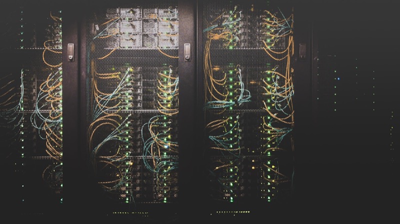Server-Racks mit Status-LEDs bei Nacht