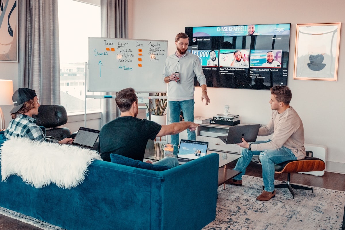 Team im Gespräch am Whiteboard